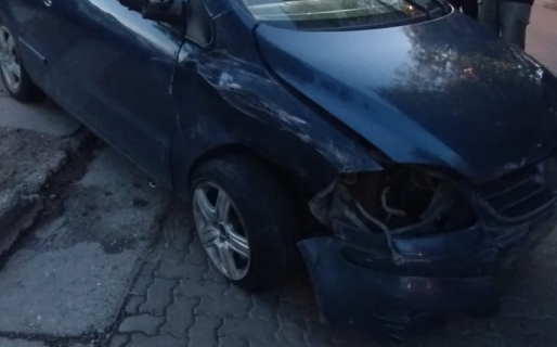 Conducía alcoholizado por Rada Tilly y chocó a un auto que estaba estacionado