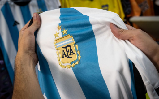 Un hombre intentó ingresar al país con más de 300 camisetas de la Selección