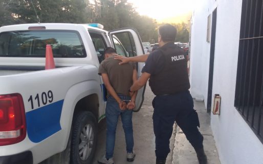 Vecinos casi agreden a una pareja que con un bebé en brazos robó latas de cerveza y dinero