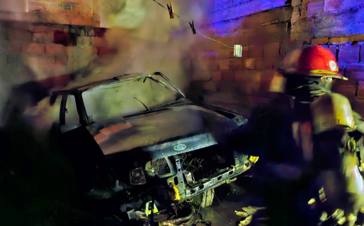 Un hospitalizado a raíz del incendio de un vehículo dentro de una vivienda