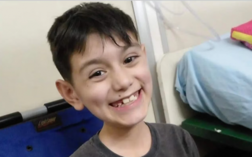 Mateo tiene una enfermedad que debilita sus músculos y necesita $2 millones para comprar un respirador