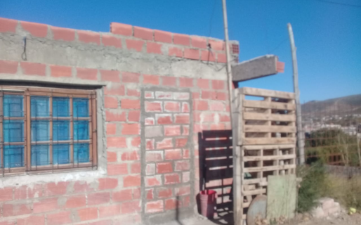 Tuvo que amurar su puerta para que dejen de robarle