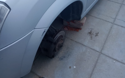 Delincuentes forzaron un portón grande, ingresaron a un patio y se robaron cuatro cubiertas de un vehículo