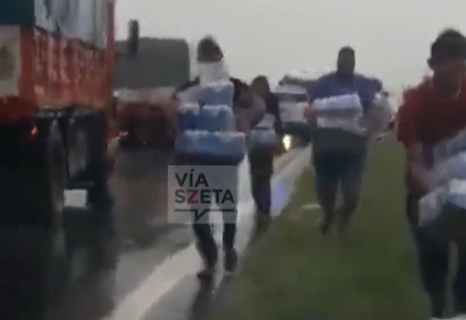 Volcó un camión de cervezas y hubo cinco heridos: transeúntes se llevaron todo