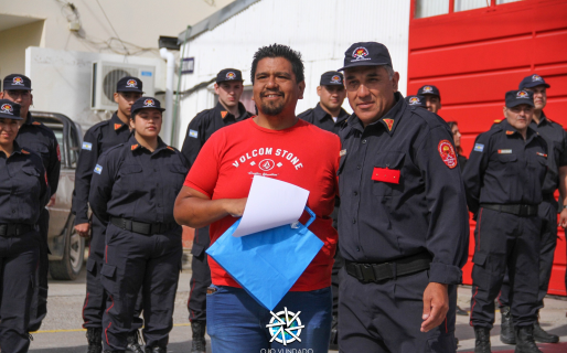 Es vendedor ambulante y fue homenajeado por donar sus productos a los Bomberos Voluntarios