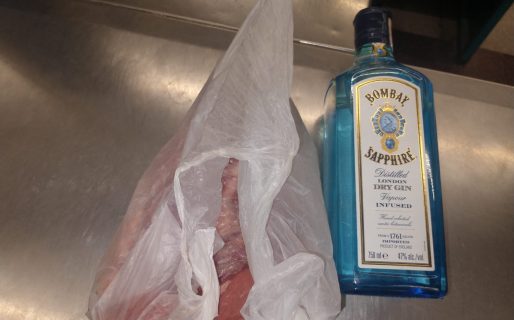 Intentó llevarse un trozo de carne para la cena y un gin para acompañar, sin pagar