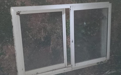 Tenía todo listo para colocar una ventana y se la robaron