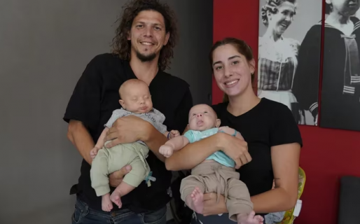 Los padres que no podían reconocer a sus gemelos ya saben cuál es cuál y lo celebraron en las redes