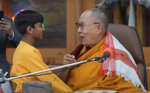 Indignación por un video del Dalai Lama besando en la boca a un nene