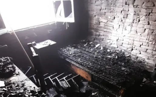 Se olvidó que tenía una vela encendida y terminó quemando su casa por completo