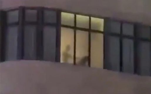 Estaban «haciendo el delicioso», se olvidaron de apagar la luz y una multitud «los quemó»