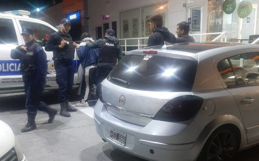 Detienen a joven tras sorprenderlo robando objetos del interior de un auto