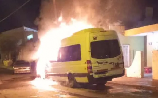 Quemaron una traffic en Km.3 y quedó completamente destruida