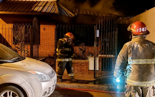 Se incendió una casa en barrio La Loma y una mujer sufrió graves quemaduras