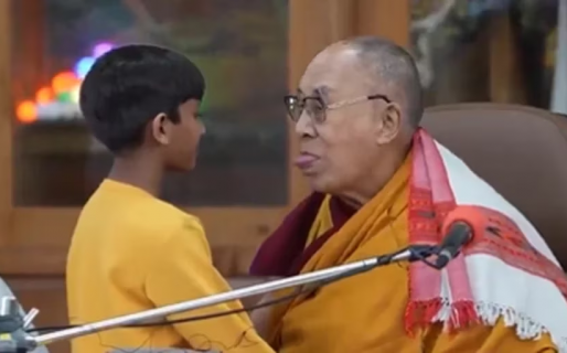 El Dalai Lama se disculpó por besar en la boca a un niño y pedirle que le “chupara la lengua”