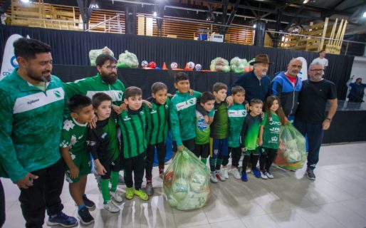 El municipio entregó indumentaria a los clubes de la Liga de Fútbol y cubrirá los gastos del arbitraje de las formativas