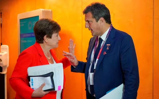 El Gobierno busca que el FMI desembolse más dólares y habilite una mayor intervención en el mercado cambiario