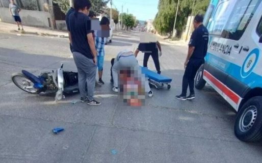 Fuerte choque entre una moto y un auto: Un joven debió ser trasladado al Hospital Regional