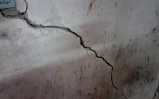 Mientras aguardan por una vivienda, una familia denuncia que el lugar en donde viven se está derrumbando