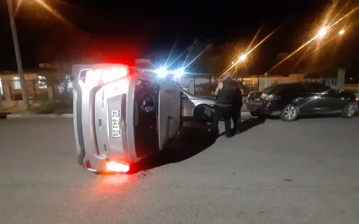 Perdió el control, volcó e impactó contra otro vehículo que estaba estacionado