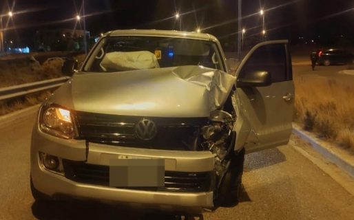 Iba manejando ebrio y chocó contra un poste de luz