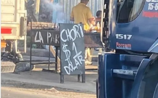 Una parrilla dejó de vender el choripan en pesos y los cobra en dólar