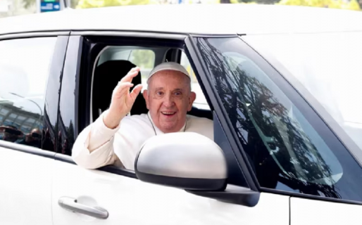 El papa Francisco fue dado de alta tras una bronquitis: “Todavía estoy vivo”