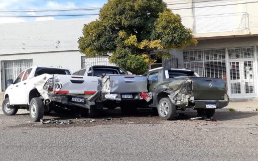 Un vehículo de Tránsito Municipal chocó a tres camionetas estacionadas
