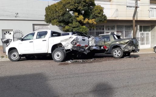 Un vehículo habría chocado tres camionetas estacionadas