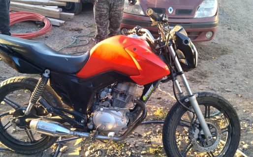 Circulaba en una moto sin patente y con número de chasis limado