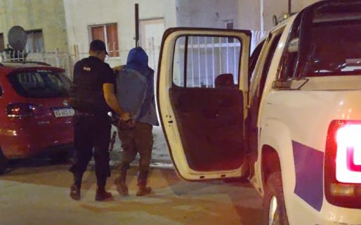 Un hombre caminaba con otro sujeto por Avenida Chile y terminó detenido por tener pedido de captura