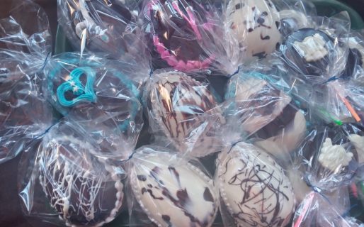 Se quedó sin trabajo y vende huevos de pascuas a precios accesibles
