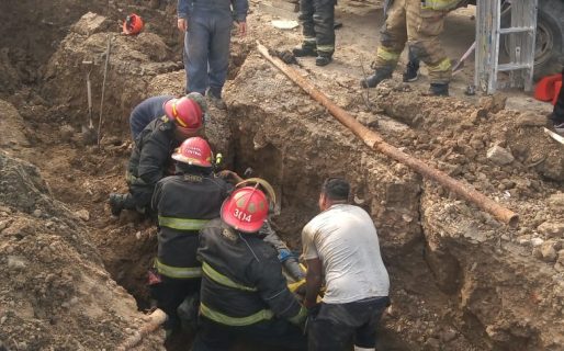 Un trabajador debió ser rescatado por Bomberos luego de quedar atrapado en una zanja