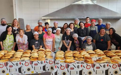 Se entregaron 200 roscas de Pascuas para las familias del barrio José Fuchs