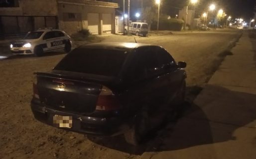 Se incendió un vehículo en plena calle del barrio Mosconi