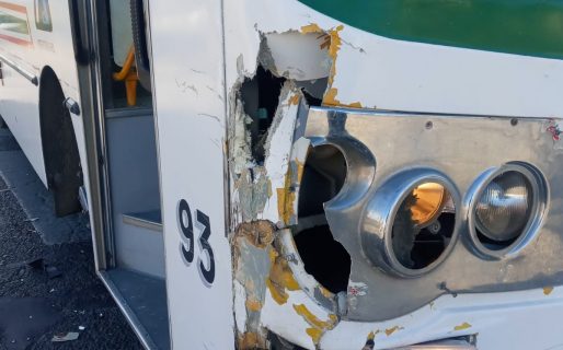 Fuerte choque entre un colectivo y un auto en plena Avenida Yrigoyen