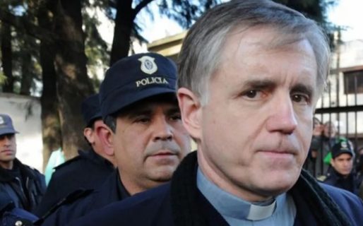 El padre Grassi se recibió de abogado y podría salir de la cárcel