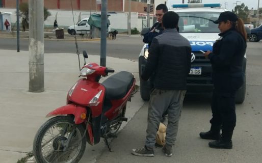 Circulaba por la Avenida Polonia sin patente, licencia y papeles: le secuestraron la moto