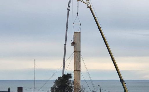 Comenzaron a desarmar la chimenea de la destilería ubicada en Km3
