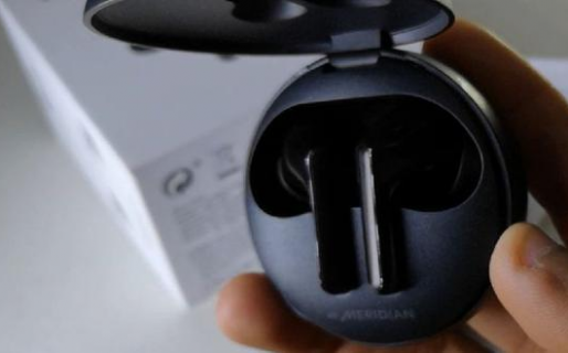 Comodoro out of context: encontró una caja de auriculares, la abrió emocionada y se llevó la sorpresa del año