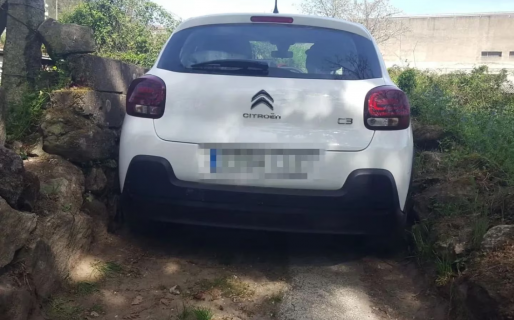 Se confió en el GPS y terminó con el auto atrapado entre dos muros