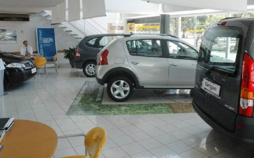 La suba del dólar pone ventas en suspenso mientras los comerciantes se cubren frente a la incertidumbre