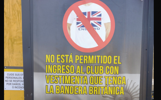 Un club de fútbol prohibió el ingreso a su predio con vestimenta que tenga la bandera británica