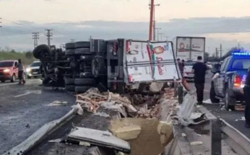 Volcó un camión con 8 toneladas de pollo y vecinos se llevaron la carga