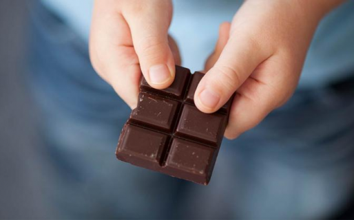 Una niña perdió la conciencia luego de comer un chocolate que le regalaron en un supermercado