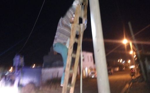 Atrapado infraganti intentando colgarse de la luz