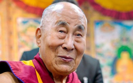 Se viralizó un nuevo video del Dalai Lama tocando a una niña de forma inapropiada