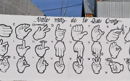 Un kiosco comodorense pintó en su local el abecedario de lengua de señas internacional