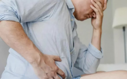 Fue al médico por un insoportable dolor en la panza y le encontraron algo asqueroso y “vivo” en el intestino