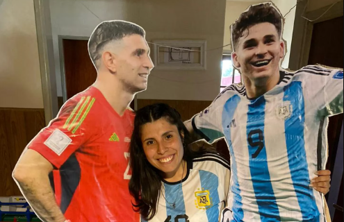 Es fan de Julián Álvarez, lo hizo gigantografía y fue viral por un regalo de sus amigos: “Esto es impagable”